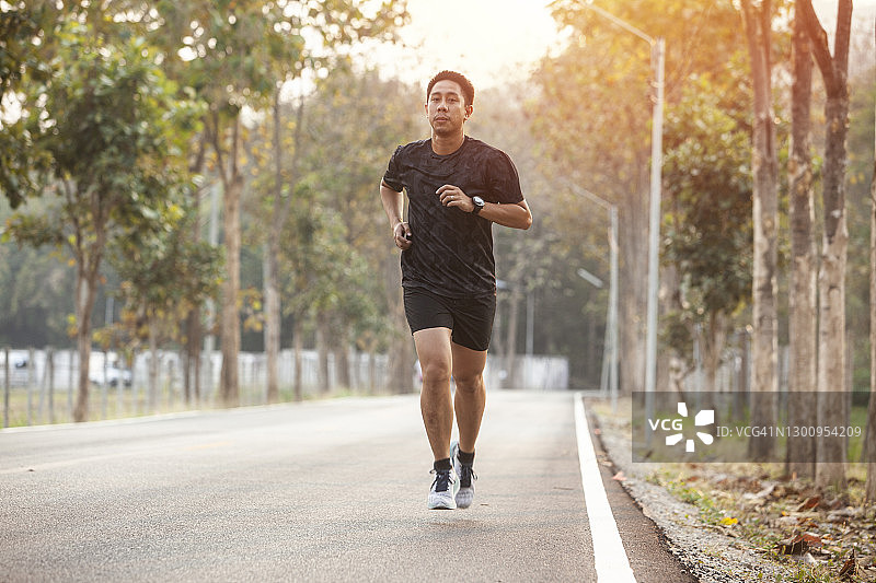 东南亚运动员在户外乡村跑步和慢跑图片素材