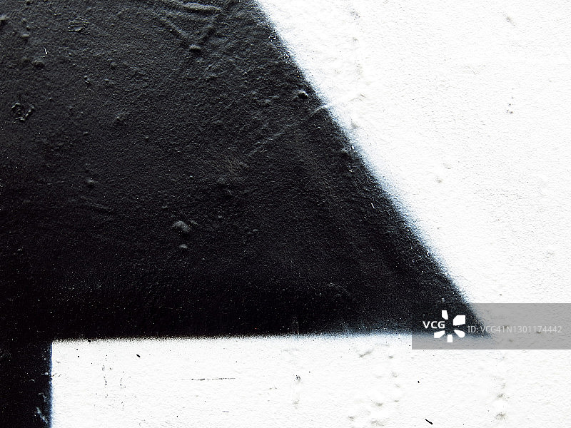 巴黎一面粗糙的白墙上涂着黑色的几何图形图片素材