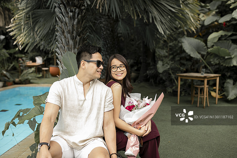 亚洲年轻人和他的女朋友庆祝纪念日图片素材