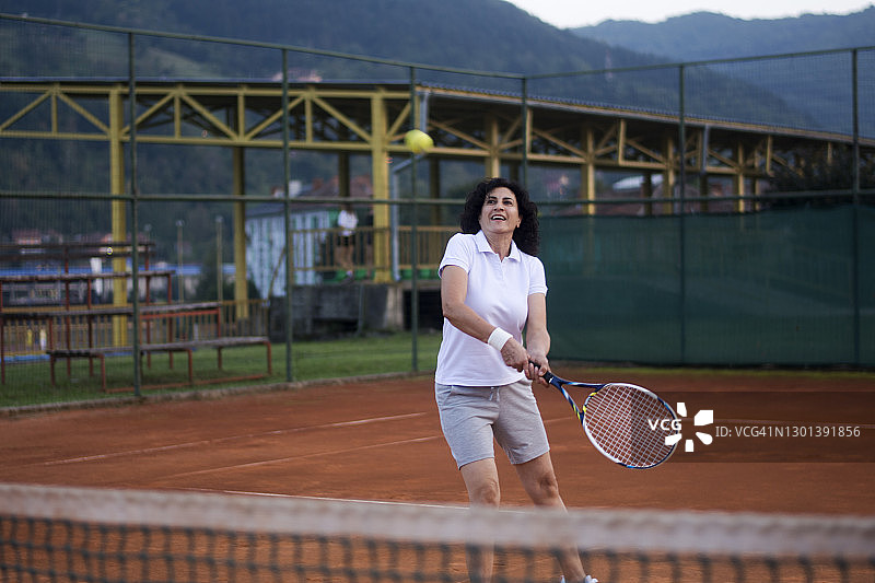 成熟女人打网球的照片图片素材