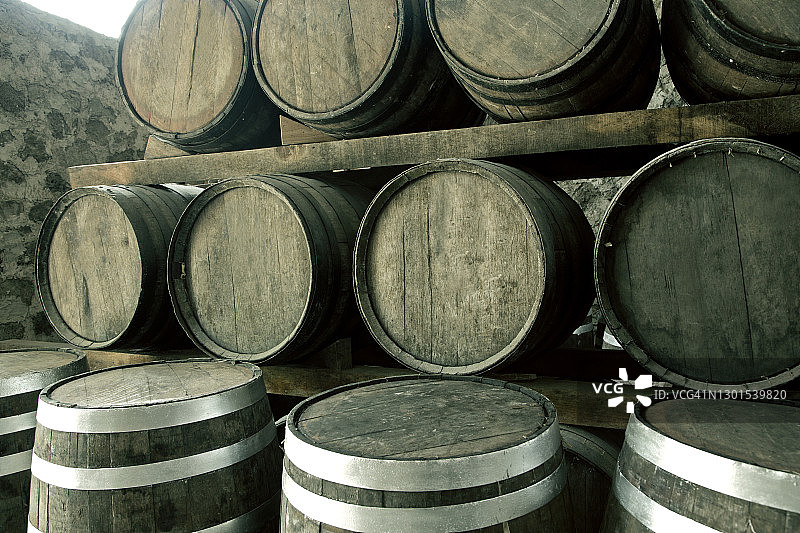 酒桶堆放在酿酒厂的老地窖里。图片素材