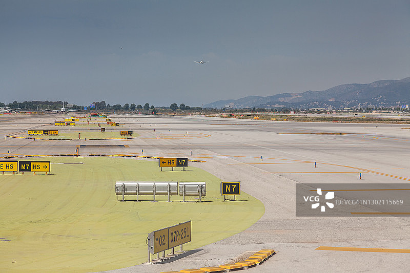 飞机在巴塞罗那机场降落图片素材