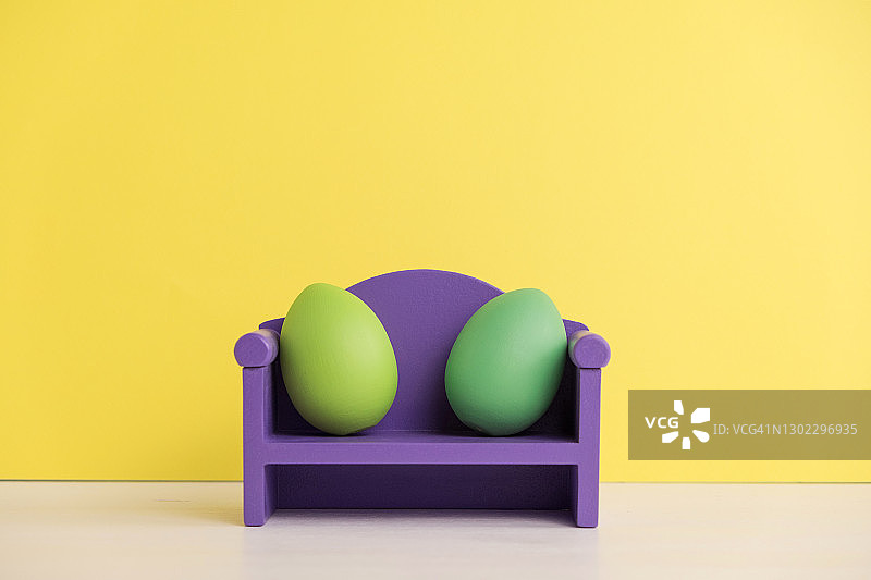 复活节节日概念用可爱的蛋生活。不同的情绪和感受。一对可爱的鸡蛋坐在沙发上图片素材