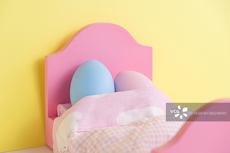 可爱的一对鸡蛋在床上拥抱着睡觉。手牵手。复活节的概念与可爱的蛋与有趣的面孔。不同的情绪和感受图片素材