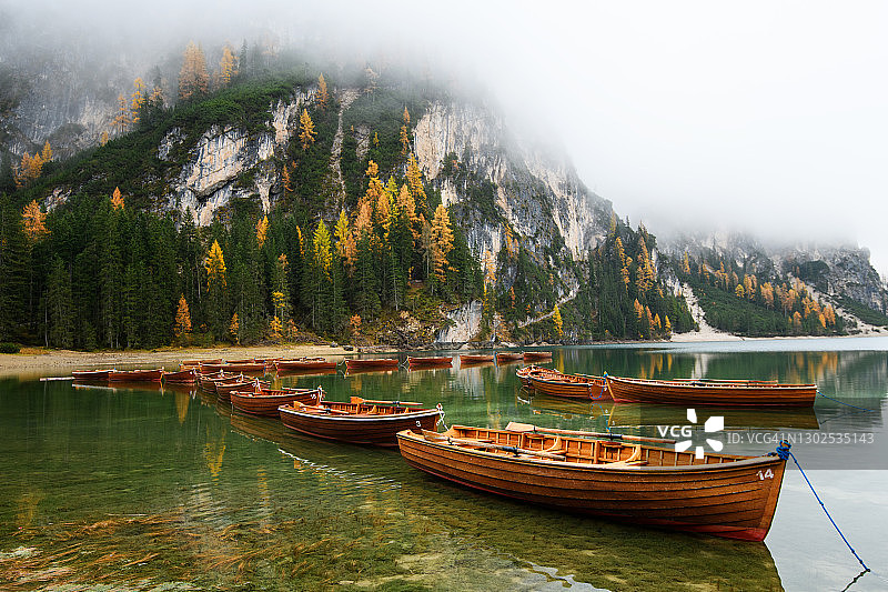 布雷斯湖上的木船图片素材