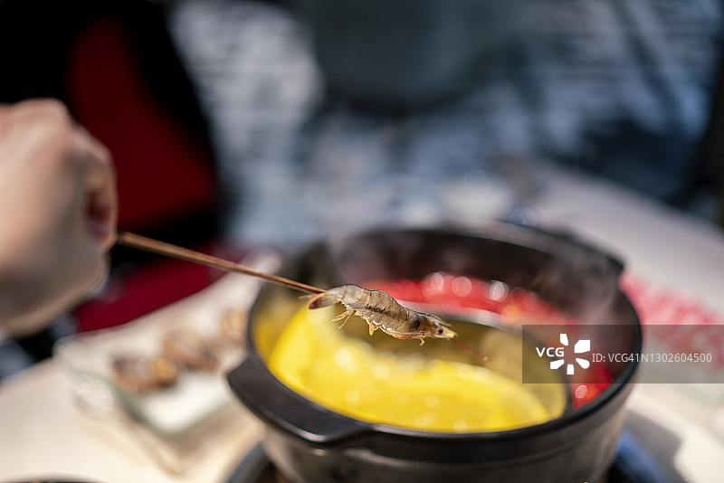 桌子上海鲜火锅的特写图片素材