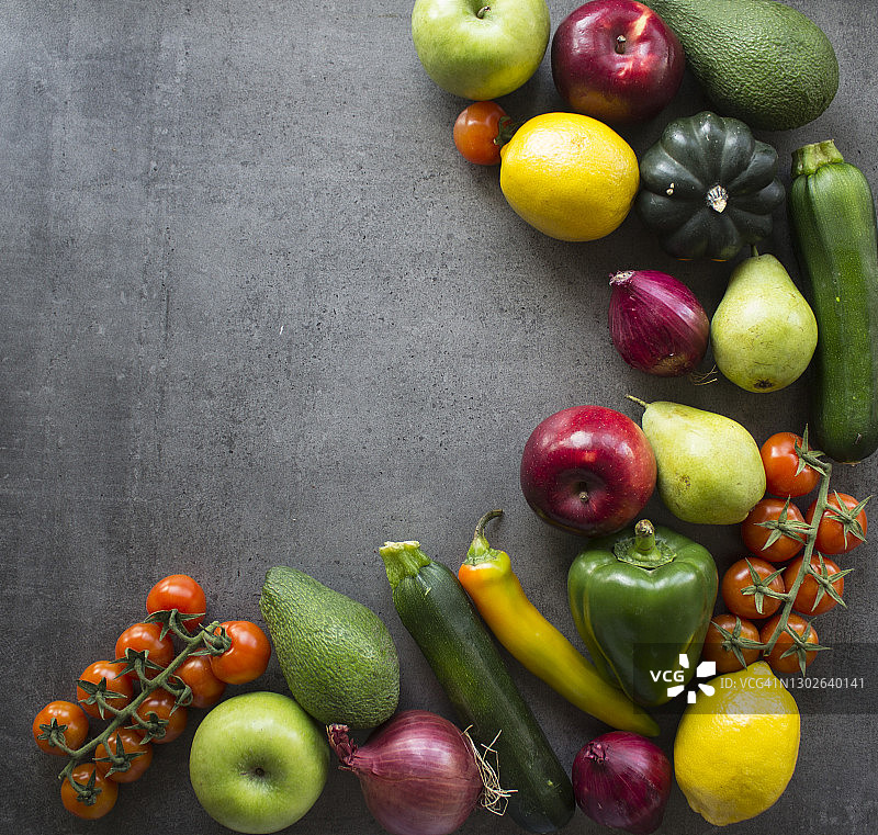 蔬菜和水果在纸袋。“零浪费”的概念。图片素材