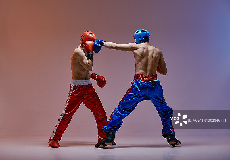 格斗格斗的竞技男性拳击手在战斗中戴拳击手套，武术，混合格斗的概念图片素材