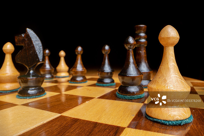 象棋白卒和黑骑士在棋盘上与其他棋子在背景图片素材