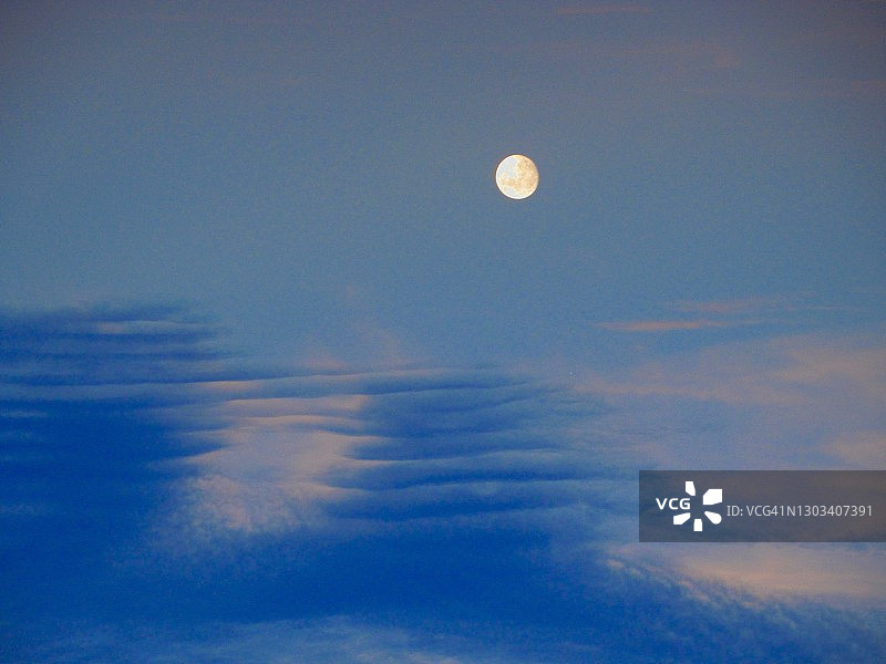 满月与云图片素材