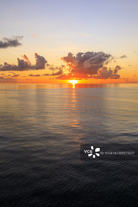 日落在美丽平静的海洋，有趣的云，充满活力的颜色，圣基茨，圣基茨和尼维斯，背风群岛，西印度群岛，加勒比，中美洲图片素材