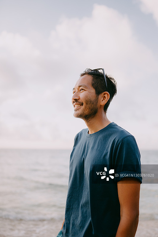 日落时日本男子与大海的肖像图片素材