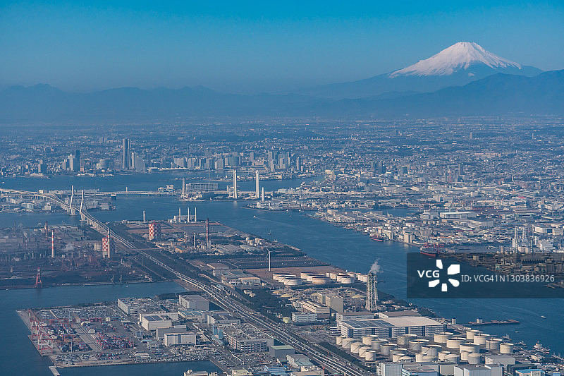 从飞机上俯瞰富士山和日本川崎市的工业区图片素材