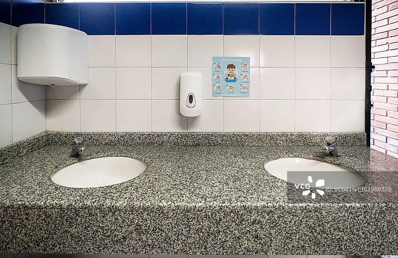 学校的厕所，张贴有洗手指引的海报图片素材