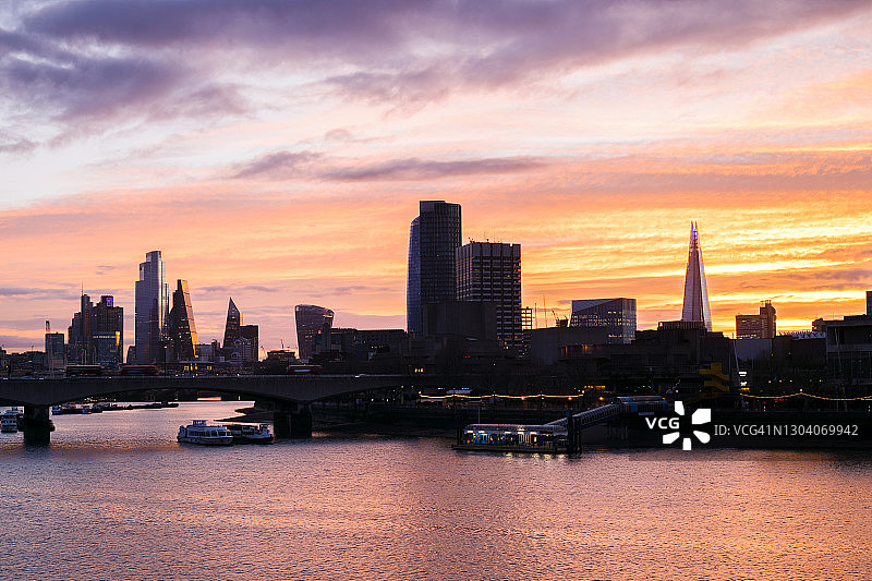 日出时伦敦城市的天际线图片素材