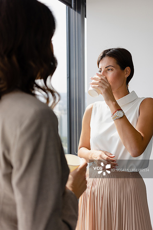 商业女性的咖啡休息时间图片素材