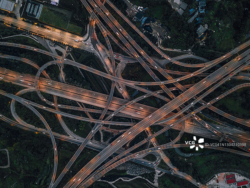 俯视图的道路交叉口和繁忙的交通在黄昏图片素材