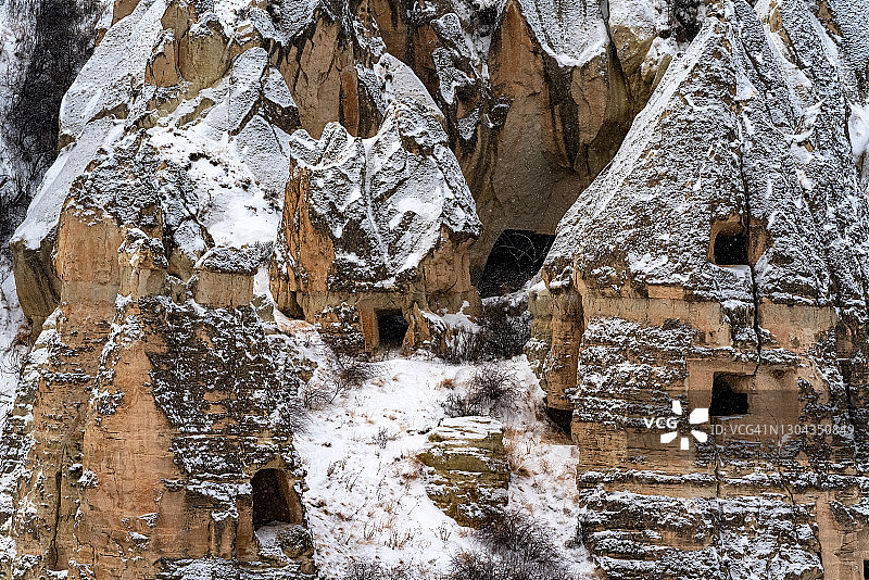 冬天的卡帕多西亚，下雪的仙女烟囱(岩胡都)图片素材