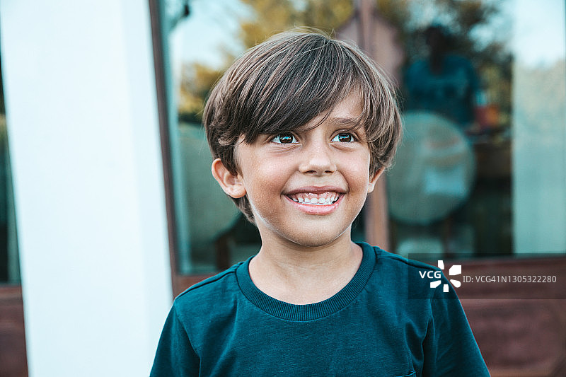 一个微笑的小男孩的肖像图片素材