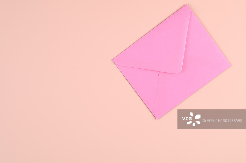 空白白色卡片与粉色纸信封模板模拟。节日平铺极简风格图片素材