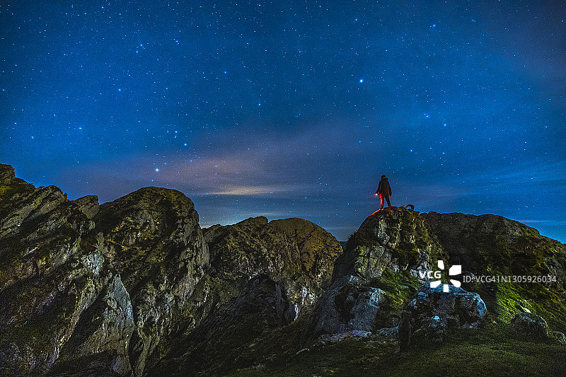 在Oiartzun的Aiako Harria山上的夜灯。巴斯克地区图片素材