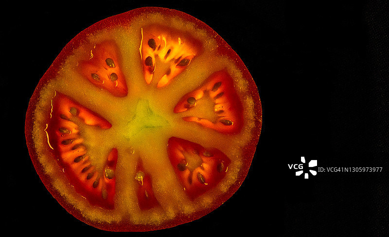 鲜亮的红色横截面一片成熟的番茄图片素材