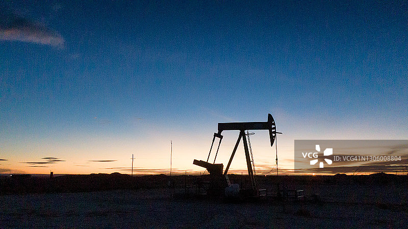 日落时分新墨西哥州卡尔斯巴德外的抽油机图片素材