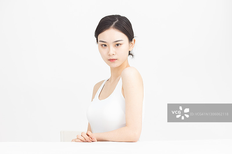 年轻亚洲女性，护肤，面霜图片素材