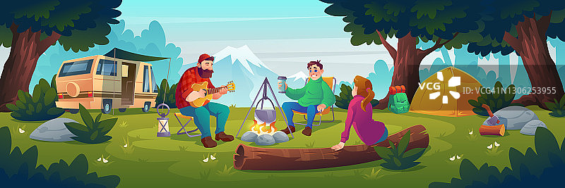 夏令营，人们坐在篝火旁图片素材