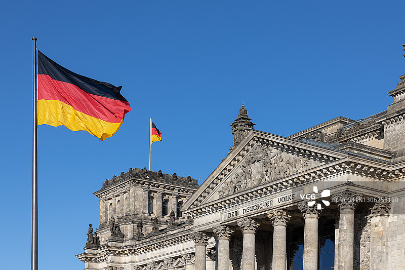 德国国会大厦的西门户与德国国旗(德国联邦议院)-柏林，德国图片素材