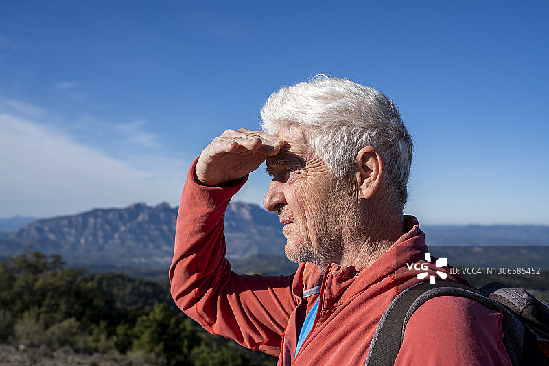西班牙加泰罗尼亚，一名高级男子站在山洛伦克山的天空下欣赏风景图片素材