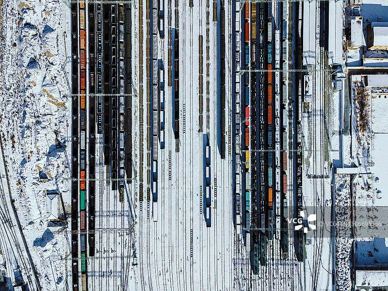 冬季货运列车和火车站的无人机视角图片素材