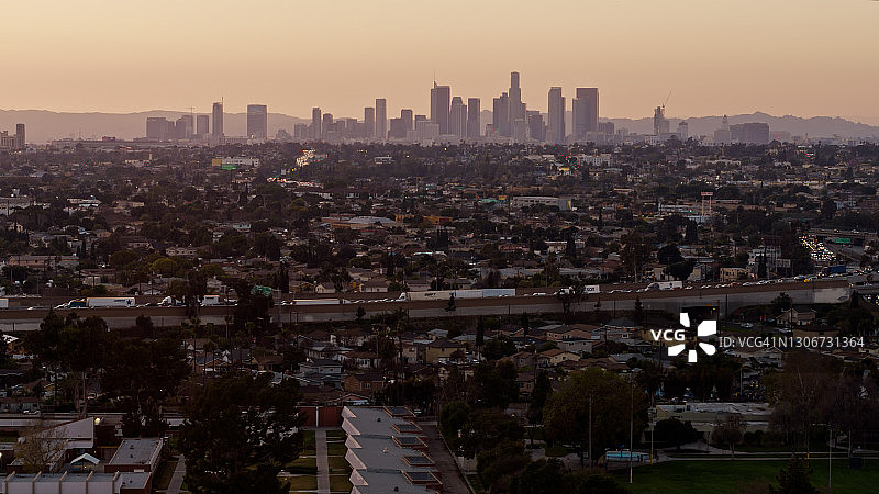 高速公路穿越洛杉矶城市景观-空中图片素材