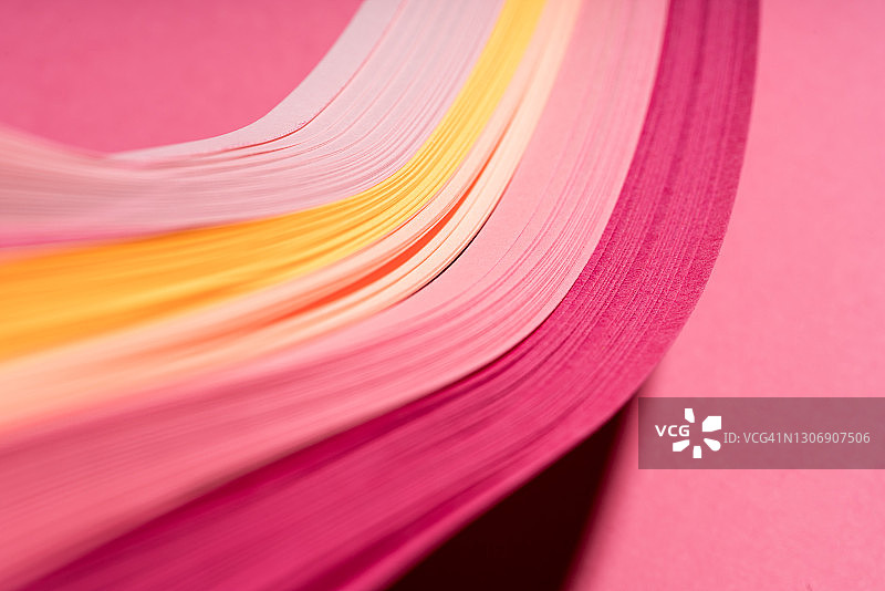 粉红色和黄色的抽象背景与纸针图片素材