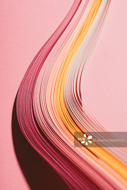 粉红色和黄色的抽象背景与纸针图片素材
