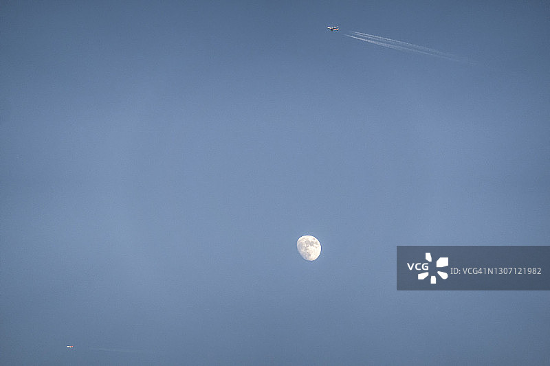 飞机飞向月球图片素材