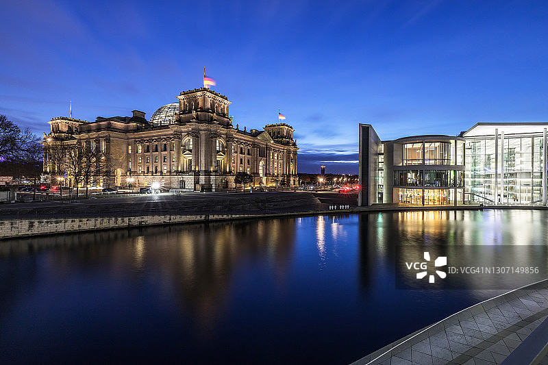 德国柏林:德国国会大厦的蓝色时光图片素材