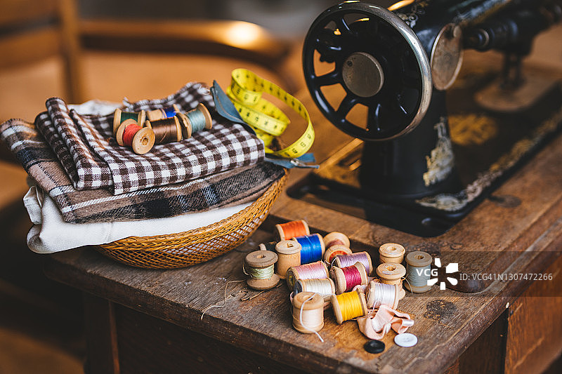 怀旧缝纫机与织物和设计设备图片素材