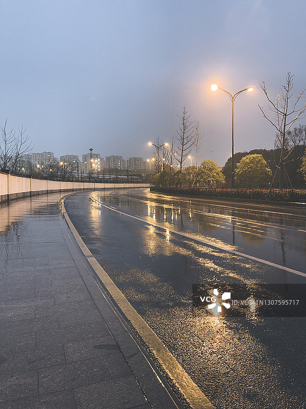 中国杭州，雨中的空旷道路图片素材