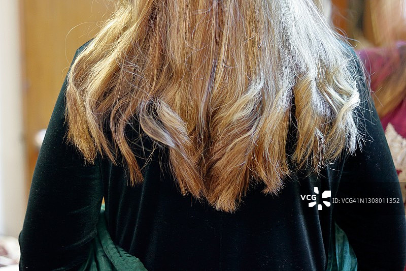 一个时髦女孩染过的头发的后视图。图片素材