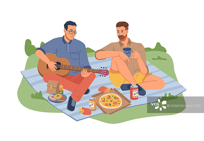 男性朋友坐在毯子上野餐，说话弹吉他。矢量披萨，啤酒和汽水，甜甜圈和炸薯条，一杯茶或咖啡。户外晚餐，男人们唱歌图片素材