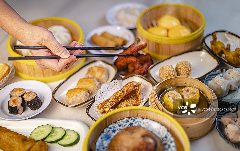 人的手用筷子拿起中国传统食物点心图片素材