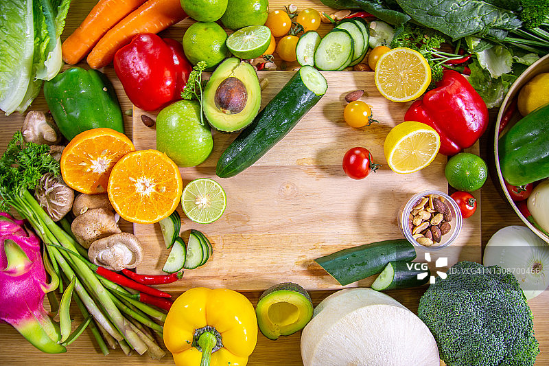 健康清洁饮食选择:水果、蔬菜、种子、超级食物、叶菜和地中海菜肴。排毒和清洁饮食。富含维生素、矿物质和抗氧化剂的食物图片素材