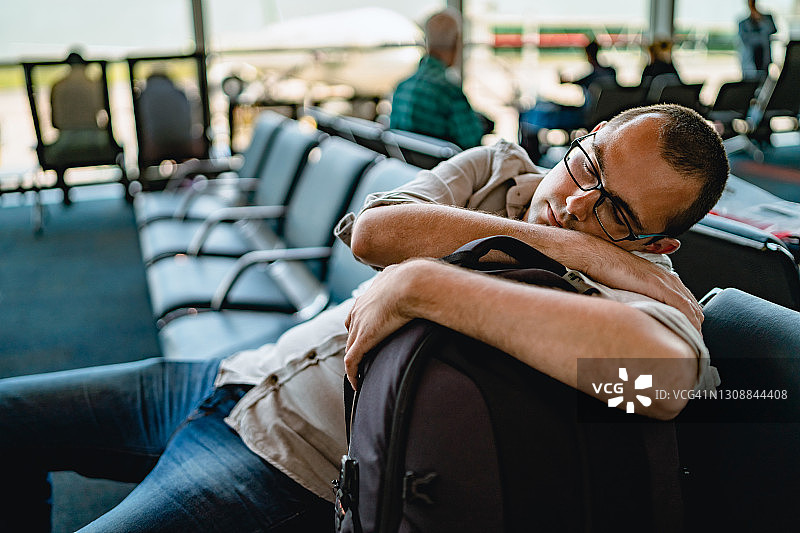 男人睡在机场图片素材