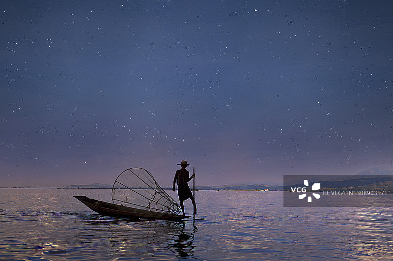 在茵莱湖上划船的渔夫图片素材