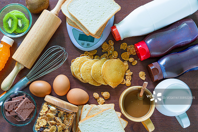 早餐包括咖啡、橙汁、羊角面包、麦片和水果。均衡的饮食。图片素材