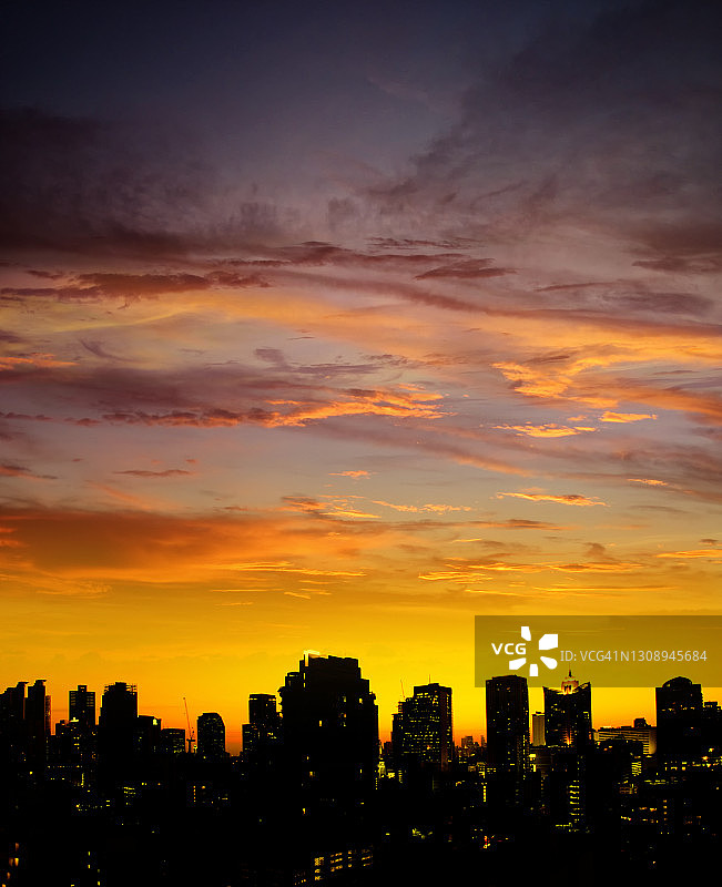 曼谷的城市风景在日落的天空图片素材