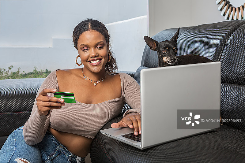 一个非裔美国女人在网上买狗图片素材