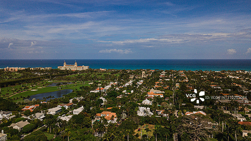 鸟瞰图棕榈滩，佛罗里达岛住房从市中心西棕榈滩，佛罗里达入口海滨在2021年3月春假期间图片素材