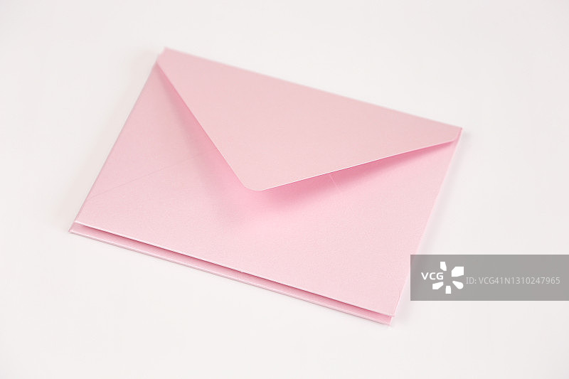 白色孤立背景上的浅粉色开放式信封。装有请柬、证书或现金礼品的两个信封。模型，模板，方形信封盖图片素材